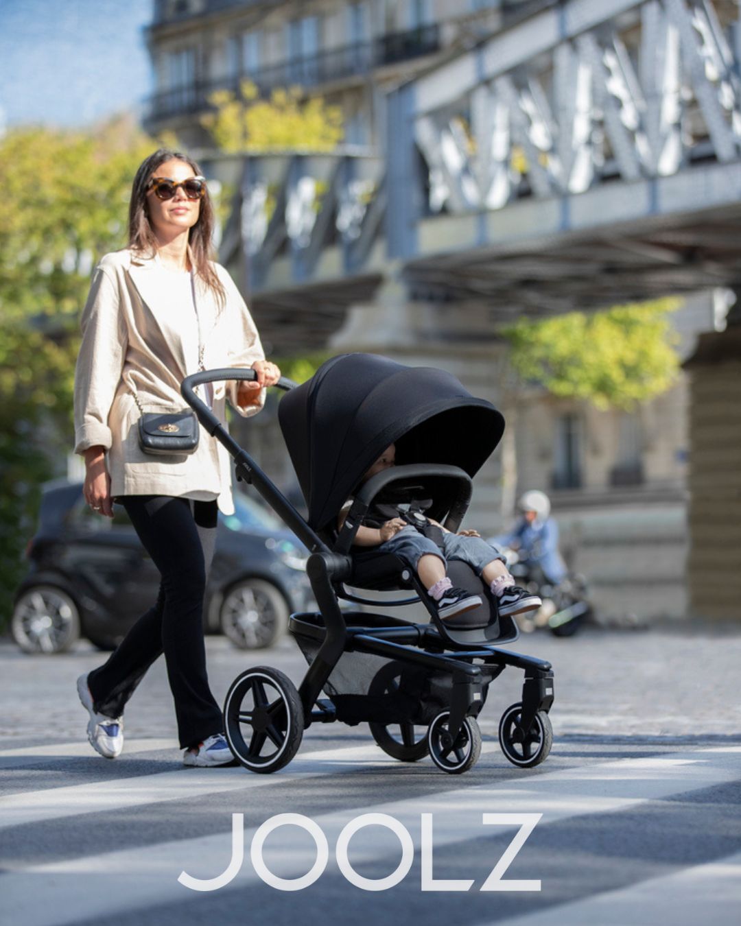 Carrito de bebe urbano joolz hub durante un paseo por la ciudad